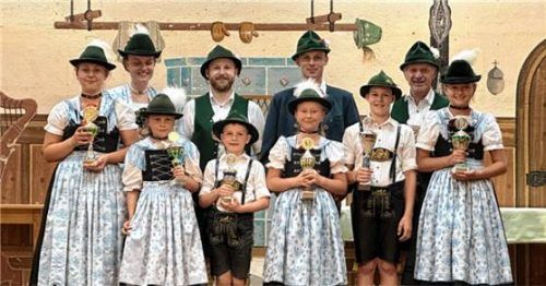 Die Sieger: (vorne, von links) Johanna Mayer, Andreas Fischer, Fini Mayer, Lukas Schönherr, Hannah Hausotter sowie (hinten, von links) Magdalena Schön, Magdalena Stephan, Martin Färbinger, Hubert Stephan und Bernd Polleichtner. Foto  Adersberger