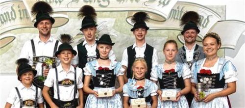 Die Sieger: (vorne, von links) Johannes Reiter, Luca Reiner, Lena Altmann, Hannah Schmiedhuber, Anna Gabriel, Theresa Reiter sowie (hinten, von links) Sepp Reiter, Johannes Thaurer, Marinus Kirchlechner, Stefan Thaurer.Foto Reiter