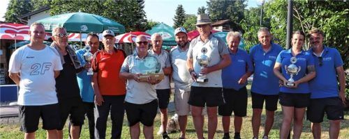 Die siegreichen Minigolfer des 23. Wendelstein-Cups (von links): Kevin Gesell, Michael Neumann, Felix Buckentin, Volker Wagner (MGC Murnau 1), Michael Müller, Peter und Roland Widmair und Thomas Gräf (MGC Bad Feilnbach 1) sowie Markus Wohlmuther, Markus und Liz Amundsen und Anton Wechselberger (MSV Unterland 1).Foto Peter Strim