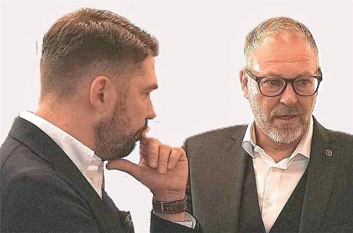 Die Stichwahl ist entschieden. Andreas Danzer (rechts) von den Freien Wählern ist neuer Landrat im Landkreis Traunstein. Wie findet das der ehemalige Landrat Siegfried Walch (links)? Foto Katrin Langenwalter, bearbeitet.