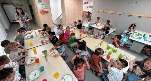 Die Stimmung ist gut, das Essen auch: Kartoffelgratin mit Salat steht im Kindergarten von St. Peter und Paul auf dem Tisch. Fotos  Honervogt