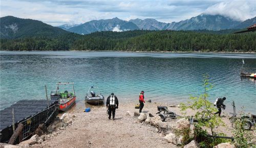 Die Suche am Eibsee läuft noch. Der sechsjährige Bub und sein Vater (33) sind noch immer nicht gefunden. Gestern wurde eine externe Spezialfirma zur Unterstützung der Suchmaßnahmen hinzugezogen, die bereits in der Vergangenheit erfolgreich mit der Polizei zusammengearbeitet hat.Foto DPA
