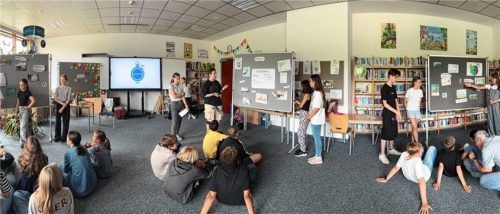 Die Umwelt-AG präsentiert ihr Klimaprojekt in verschiedenen Stationen.Foto re