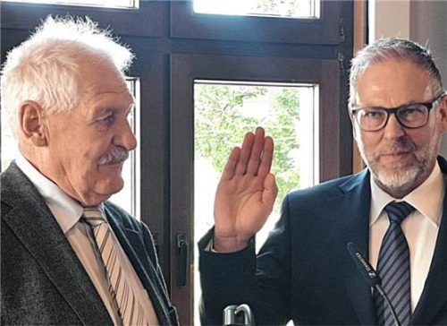 Die Vereidigung des neuen Landrates Andreas Danzer (rechts) wurde durch Alterspräsident Franz-Xaver Obermayer (FW) vorgenommen. Foto  Langenwalter