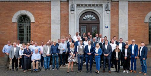 Die Vertreter der Euregio-Inntal-Region vor dem Rosenheimer Rathaus. Foto Nitzsche