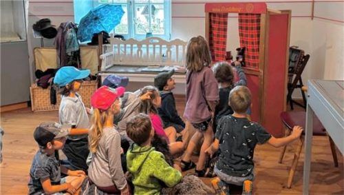 Die Vorschulkinder des Kindergartens St. Marien Aschau haben im Müllner-Peter-Museum in Sachrang spielerisch die Geschichte der Region kennengelernt. Foto re