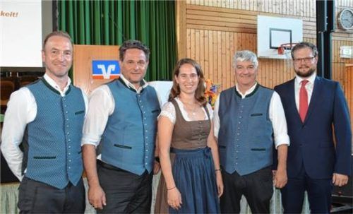 Die Vorstände René Stadler und Holger Büttner mit den bestätigten Aufsichtsräten Adi Hager und Carolin Auer sowie Revisor Raphael Bach (von links).Foto  Wagner