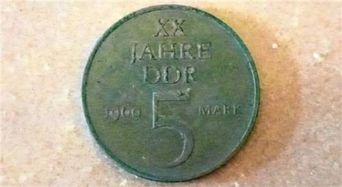 Diese besondere 5-Mark-Münze hat Petra Oschmann aus Kolbermoor auch behalten: Sie wurde anlässlich des 20-jährigen Bestehens der DDR im Jahr 1969 herausgegeben.