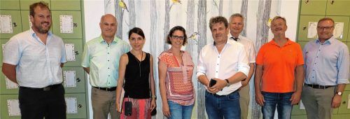 Diese „gemischte“ Delegation inspizierte die neuen Räumlichkeiten: (von links) Vinzenz Schaberl (Bauamt), Franz Schonlau und Hubovina Arnoudova (beide „Bayern Grund“), Simone Renardy und Christian Würfel (Architekturbüro „WSB Architekten Würfel Schweinsteiger“), Bürgermeister Richard Richter, Kindergarten-Referent Robert Plank sowie Fachbereichs-Leiter Markus Zehetmaier. Fotos baumann