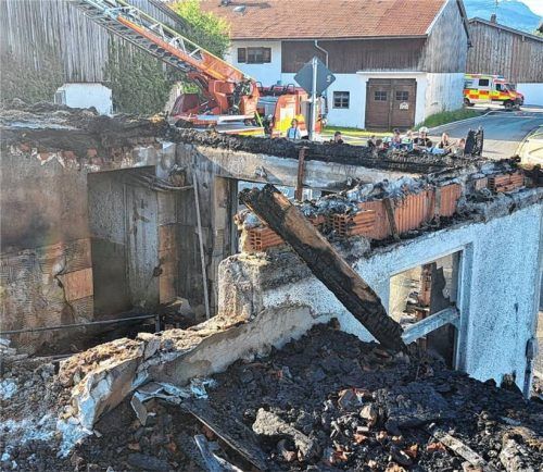 Dieser Teil des landwirtschaftlichen Anwesens an der Leitzachtalstraße in Hundham ist in der Nacht auf Dienstag, 1. Juli, bis auf die Grundmauern niedergebrannt. Foto Hadersbeck