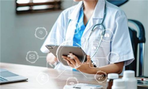 Digitale Helfer im Klinikalltag: Tablets und Softwarelösungen erleichtern die Dokumentation. Foto adobestock/Nuttapong punna
