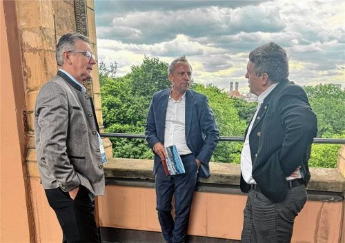 Diskussion über fehlende Gelder bei der Landschaftspflege: Bürgermeister Georg Huber im Gespräch mit Umweltminister Thorsten Glauber und Landtagsabgeordnetem Josef Lausch (FW) im Bayerischen Landtag.Foto RE