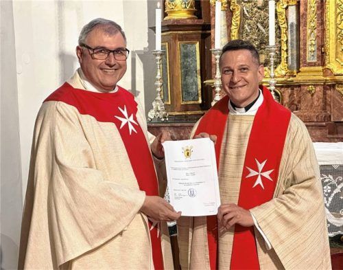 Domkapitular Hans-Georg Platschek (links), Seelsorger der Malteser im Erzbistum München und Freising, überreichte Prodekan Fabian Orsetti, Leiter des Pfarrverbands Stephanskirchen, die Berufungsurkunde zum Seelsorger für die Malteser in Stadt und Landkreis Rosenheim. Foto Reichel