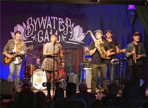 Ebenso charismatisch wie stimmgewaltig: Sängerin Meghan Parnell ist die unumstritttende Front-Frau der kanadischen Band „Bywater Call“.Foto re