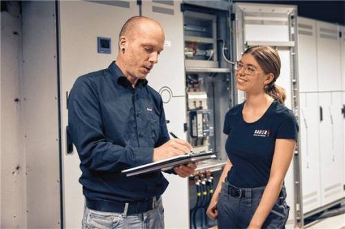 Egal ob Ausbildung oder Studium: Bei Bauer starten junge Leute optimal ins Berufsleben.