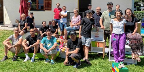 Ehrenamtskoordinatorin Giulia Giardina (Zweite von rechts), Geschäftsführerin vom Fokus-Familiennetzwerk Astrid Schäffler (links) und Melanie Spindler (Dritte von links) von Hexagon, zusammen mit den Freiwilligen. Foto  FOKUS-Familiennetzwerk