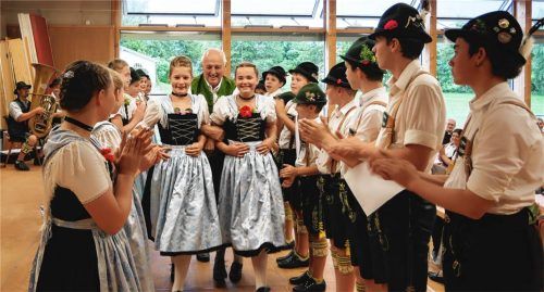 Ehrenbürger Franz Burghardt geht durch das Spalier der Trachtenkinder. Fotos Wastl