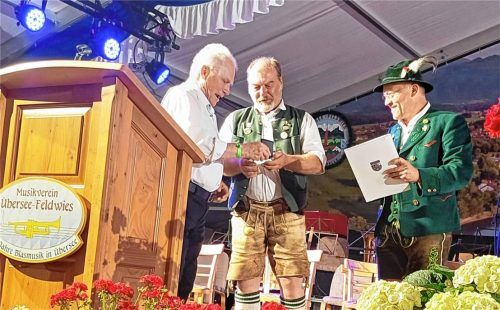 Ehrendirigent Christian Dengler (links) erhält die höchste Auszeichnung des Musikbundes von Ober- und Niederbayern von Bezirksvorsitzendem Thomas Egger (rechts) und Vorsitzendem Christian Kroner (Mitte). Foto  Giesen