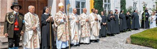Ehrenempfang der Bad Endorfer und Wössner Gebirgsschützen zusammen mit der Stadtkapelle Wasserburg im Klosterhof von Frauenwörth. Mit dabei: (Dritte von links) Äbtissin Johanna Mayer OSB und (Vierter von links) Abtpräses Johannes Perkmann, OSB vom Benediktinerstift Michaelbeuern im Salzburger Land. Foto  Wrba