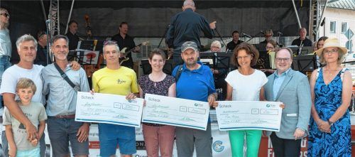 Ehrung der Gewinner: (von links) Die Radverkehrsbeauftragten Maximilian Kölbl mit Sohn Joshua und August Pflugfelder, die Šieger Winfried Kober, Martina Sänger-Seiffer, Markus Seiffer, Josefine Hobmaier sowie Bürgermeister Andreas Friedrich und Kulturbeauftragte Martina Lehmann. Foto  Berger