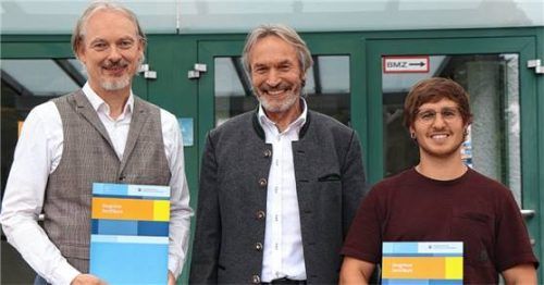Ehrung der Kursbesten: (von links) Sven Naumann aus Seebruck, Gebäudeenergieberater (HWK), der Leiter des Bildungszentrums Franz Ertl und Franz Xaver Unterstar aus Griesstätt im Landkreis Rosenheim.Foto Wittenzellner