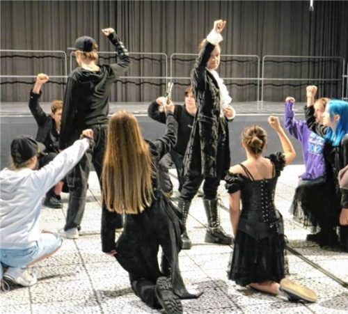 Eifrig geprobt wird derzeit vom „Räuber-Ensemble“ – in alten und modernen Gewändern. Foto baumann