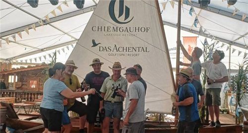 Ein besonderer Blickfang ist im Bar- und Cafézelt die originale Chiemseeplätte als kleine Bühne. Foto Giesen