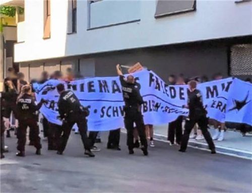 Ein Bild vom Polizeieinsatz am Samstag. Zu sehen sind zahlreiche Beamte und Gegendemonstranten. Foto privat