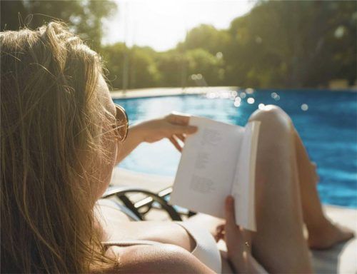 Ein gutes Buch gehört für viele Urlauber unbedingt ins Reisegepäck (Symbolfoto). Foto Imago