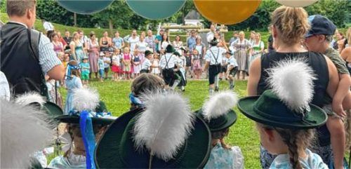Ein Höhepunkt des bayerischen Gartenfestes im Haus für Kinder in Grabenstätt war der umjubelte Auftritt der Trachtenkinder. Foto  Müller