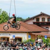 Simson- und Schwalbe-Treffen lockt Moped-Fans nach Gollenshausen