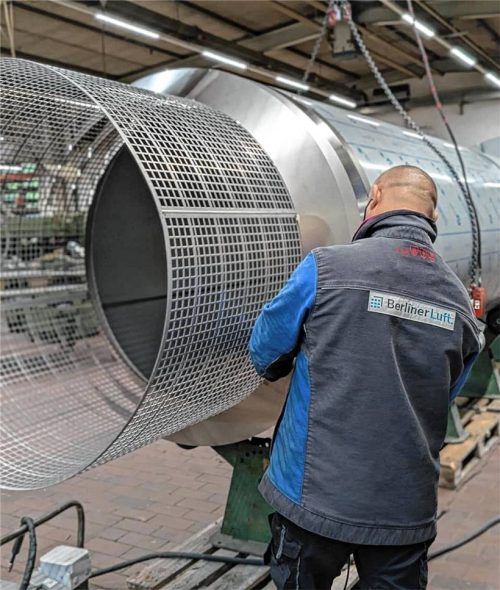 Ein Mitarbeiter in einer der Produktionshallen der „BerlinerLuft“ in Steinkirchen/Obertaufkirchen. Foto Esser