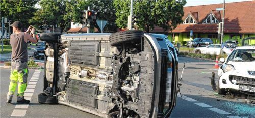 Ein Peugeot (rechts) hatte den Kia am Sonntagnachmittag auf einer Kreuzung in Kolbermoor so heftig gerammt, dass der Kia auf die Seite gekippt ist. Foto Riediger