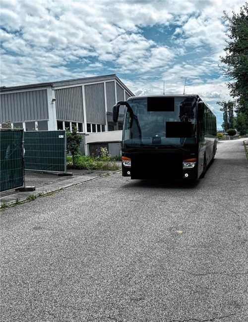 Ein Reisebus an der Gewerbehalle in Rott sorgte am gestrigen Mittwoch für Aufregung. Sind die Geflüchteten nun da oder nicht? Die Antwort: Ja. Aber nicht hier. Foto re