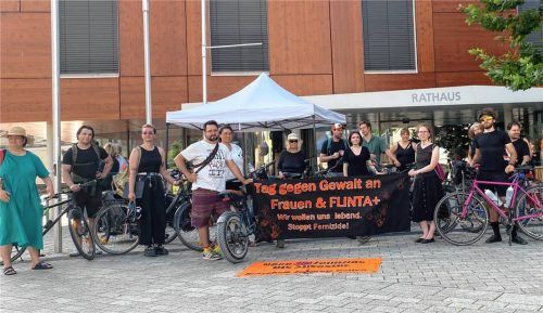 Ein Teil der Radtour- und Mahnwachen-Teilnehmer: Sie hatten eine klare Botschaft mit nach Bad Aibling auf den Marienplatz gebracht. Foto Lagler