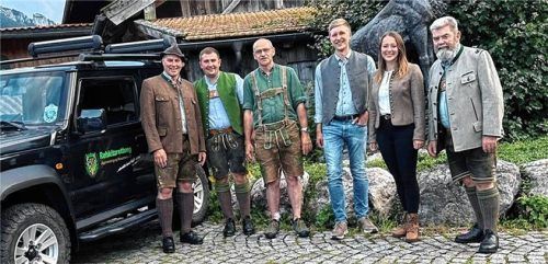Ein Teil des Ausbildungsteams der Jagdschule Rosenheim: (von links) Revieroberjäger Wolfgang Kampa, Jakob Hündl junior, Michi Pledl, Andi Berngeher, Lena Menzel und Jakob Hündl senior. Foto re