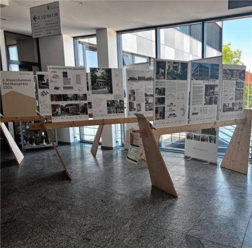 Einblick in die Wanderausstellung zum Rosenheimer Holzbaupreis im Landratsamt Mühldorf.Foto Landratsamt Mühldorf