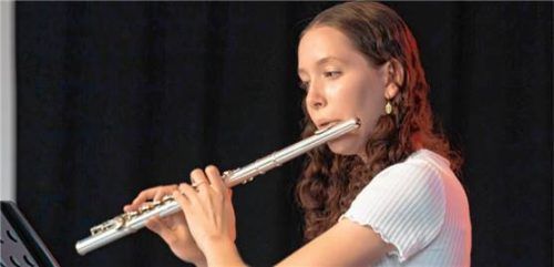 Eindrucksvoll: Querflötistin Lea Boekhoff, die ein Gold-Abzeichen auf Bezirksebene erhielt, spielte eine Sonate von Paul Hindemith.Foto  Berger