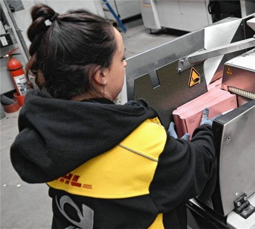 Eine DHL-Mitarbeiterin sortiert die Post. In Bad Aibling kam es zuletzt zu erheblichen Zustellungs-Verzögerungen. Foto dpa