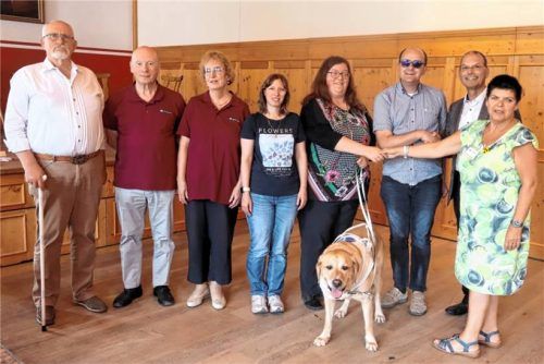 Eine glückliche Hand für die Zukunft in der Bezirksgruppe Oberbayern-Rosenheim im BBSB wünschen (von rechts) die scheidende Leiterin Brigitte Lindmeier und Landesleiter Dr. Stefan Insam der neuen Leitung Franz und Sarah Kamhuber (mit Hund „Luis“) sowie dem Ausschuss mit Veronika Benedek, Ehrenmitglied Ingrid Lischke, Herbert Beck und Axel-Uwe Pipahl.Foto strim