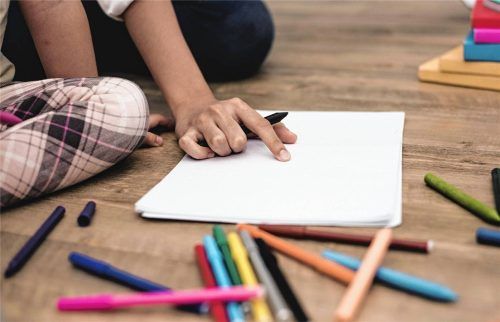 Eine Hort-Betreuerin hilft einem Kind bei den Hausaufgaben (Symbolfoto). In Bayern fehlen nach Angaben eines Forschungsinstituts rund 4400 Hort-Fachkräfte. Foto Imago/imagebroker