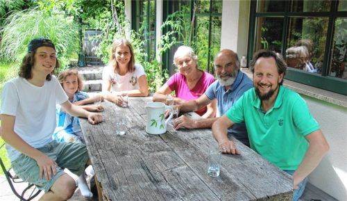 Eine typische Erler Passionsfamilie: Florian und sein Bruder Maximilian Schindlholzer, Mama Veronika, Oma Annemarie, Opa Hannes und Papa Thomas (von links).Foto Poll