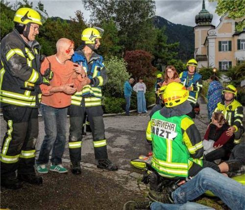 Eine Übung mit 90 Feuerwehrleuten wurde kürzlich im Marquartsteiner „Haus Leopold“ am Burgberg durchgeführt. 42 Menschen mussten aus dem Objekt gerettet werden. Fotos  Gasser