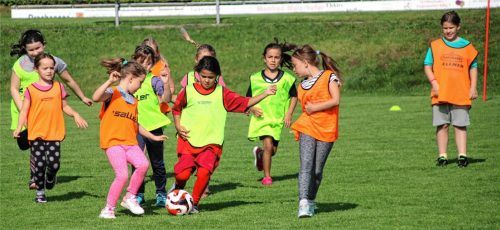 Einen fulminanten Auftakt präsentierten die Auer Nachwuchs-Kickerinnen von der „Mädels AG“. Foto strim