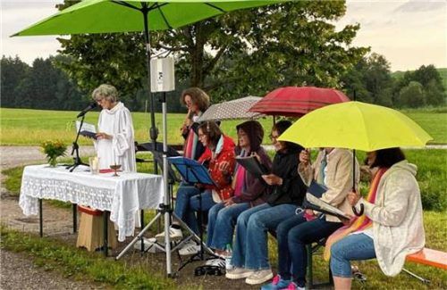 Einen Gottesdienst unter freiem Himmel gab es unter den Linden zwischen Eckering und Geiselprechting. Es sang und musizierte der Vachendorfer Chor „Lichtblick“. Foto  Müller