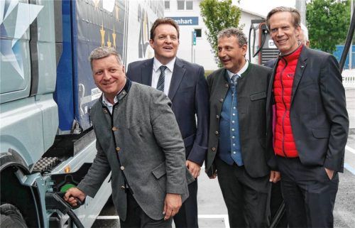 Einmal vollmachen, bitte! Christian Bernreiter, René Zumtobel, Georg Dettendorfer und MAN-Entwicklungsvorstand Frederik Zohm (von links) an der E-Ladestelle in Raubling. Foto Peter Huber