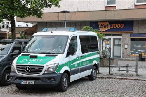 Einsatz auch in der Innenstadt – eine Filiale eines Wettanbieters sowie mehrere Wohnungen wurden von den Fahndern unter Leitung der Münchner Polizei durchsucht. Fotos fib/Eß