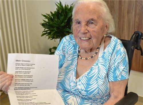 Elisabeth Schmaus präsentiert ihr Grassau-Gedicht. Die meisten ihrer Gedichte kann sie auswendig aufsagen. Foto  Eder