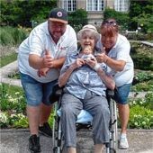 Im Garten erfüllt sich Emelies Herzenswunsch