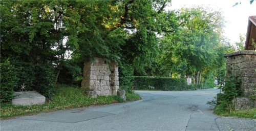 Emotionaler Beratungspunkt zum Straßenausbau – der Umgang mit den Säulen der ehemaligen LageranlageFoto Schwitteck